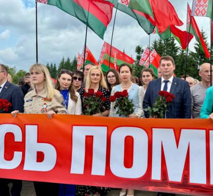 Представители трудового коллектива ОАО «Ольса» почтили память героев на мемориальном комплексе «Буйничское поле»